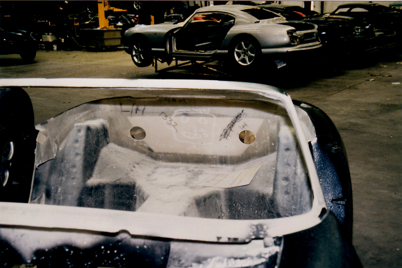 Fratze auf dem TVR Griffith 500 von 1996 in der Produktion in Blackpool im Jahr 1995 (© Bruno von Rotz)